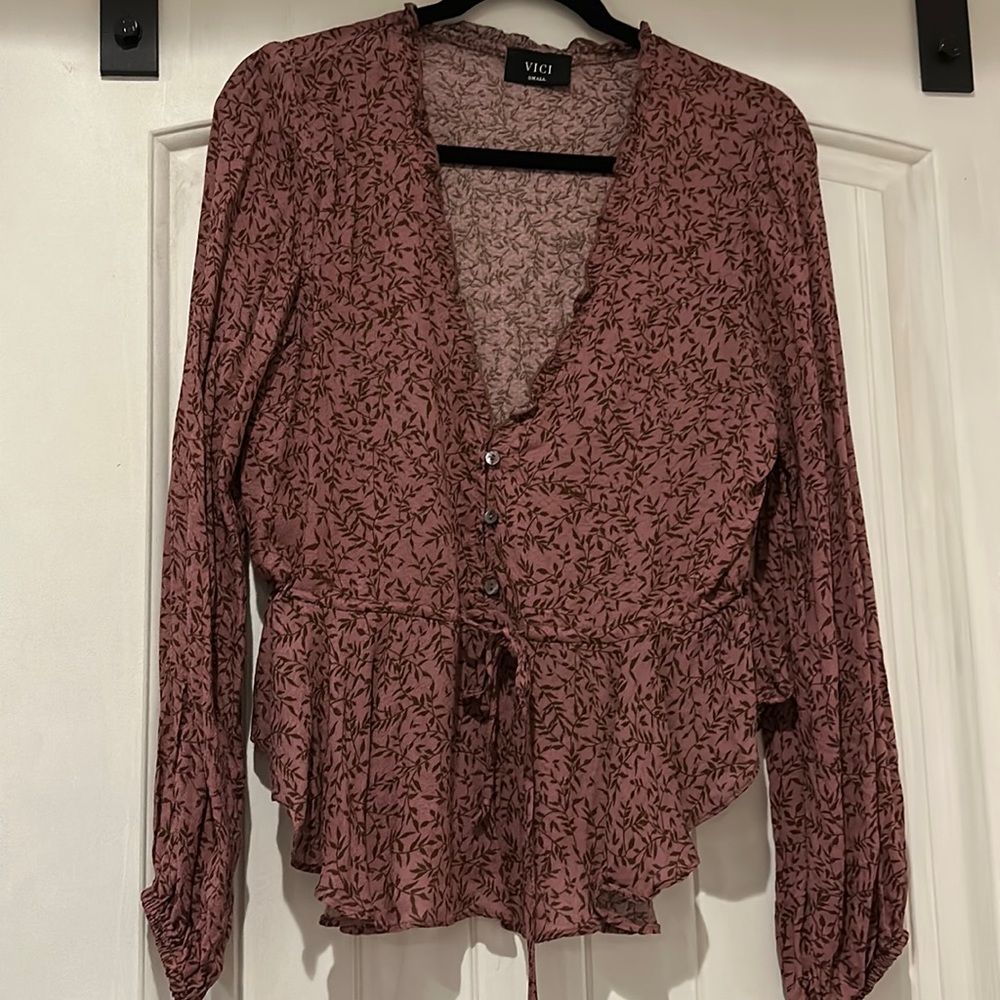 VICI PINK BOHO FLORAL PLUNGING NECKLINE PEPLUM BLOUSE